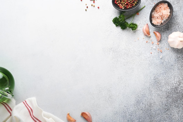 사진 음식 요리 배경 밝은 회색 추상 음식 배경에 바다 소금 후추 마늘과 파슬리가 있는 돌 질감 텍스트를 위한 빈 공간 메뉴 상위 뷰의 음식 포스터 디자인에 사용할 수 있습니다.