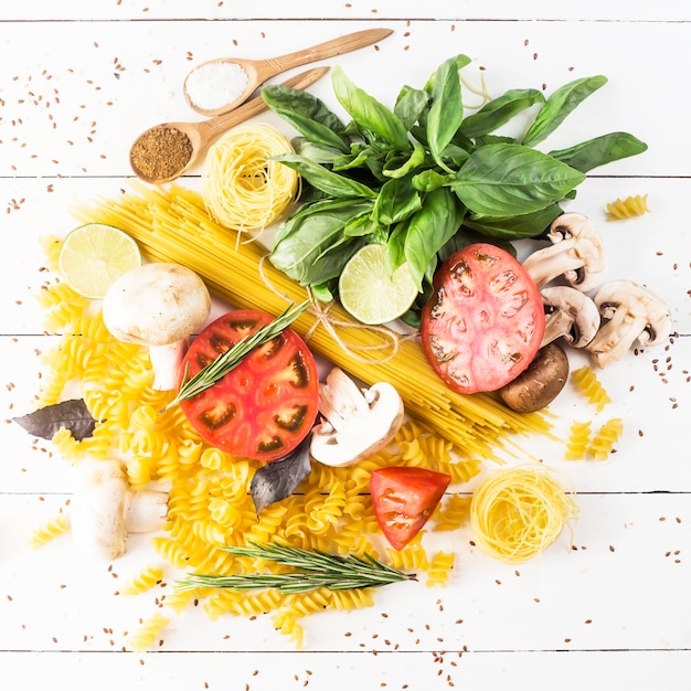 Foto cibo per cucinare: pasta, basilico, verdure, lime e spezie