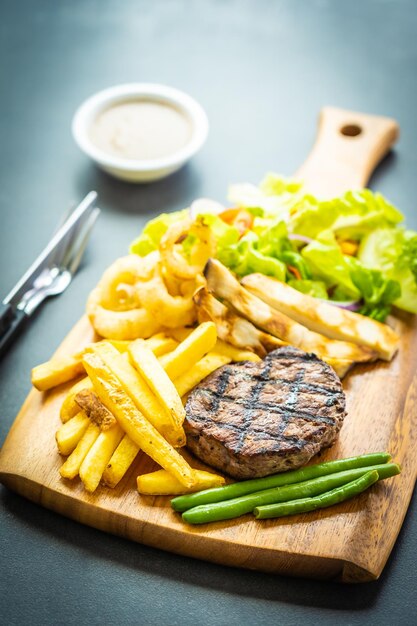 Photo food on cutting board over table