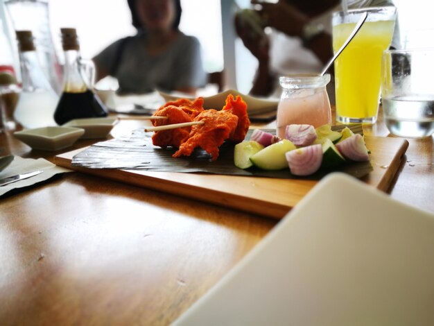 Photo food on cutting board over table