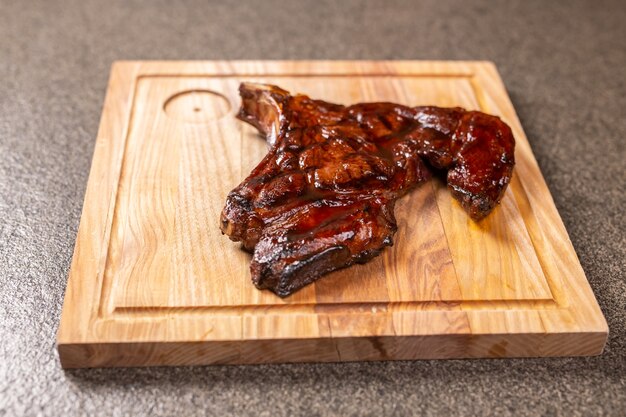 Cibo delizioso carne di cavallo e concetto di artigianato che serve di bistecca alla griglia