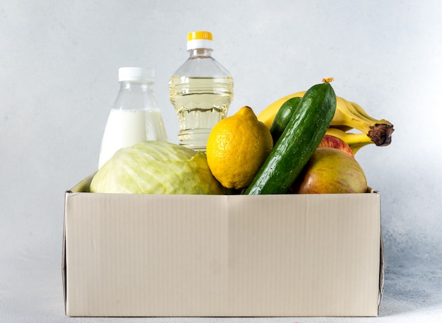 食品配達ボックス寄付食品寄付のコンセプトです。野菜、果物、その他の食べ物が入った募金箱
