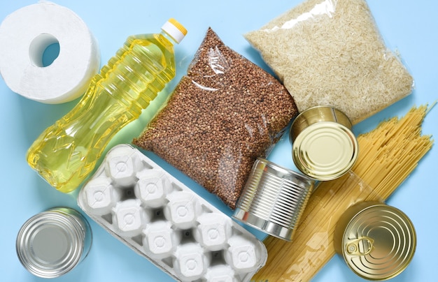 Photo food delivery. essential products: buckwheat, spaghetti, sunflower oil, canned food.