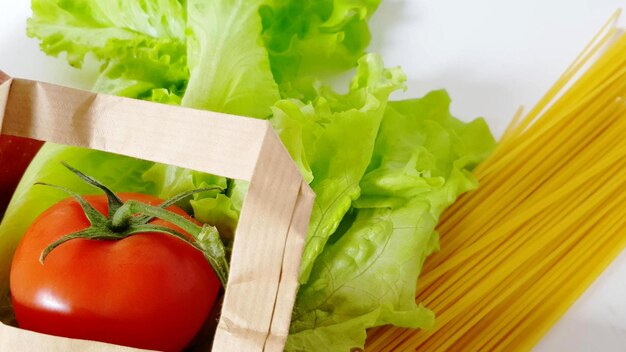 Foto consegna di alimenti - verdure fresche, pasta di frutta in un sacchetto di carta, concetto zero rifiuti, acquisti online