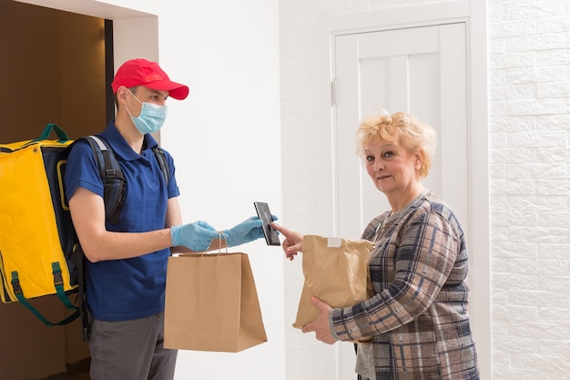 Food delivery from the restaurant during the epidemic.