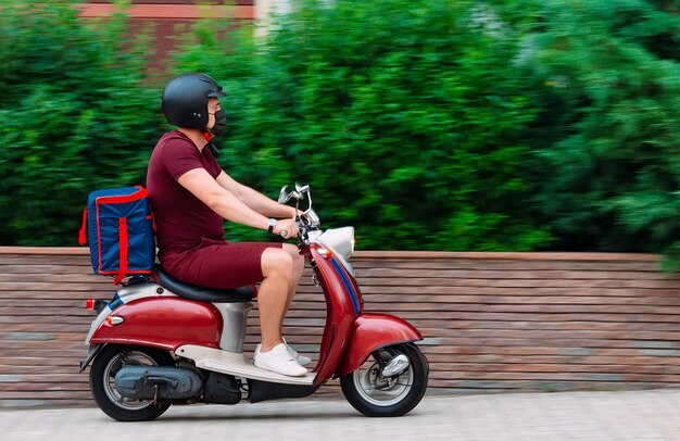 Ragazzo delle consegne di cibo sulla sua moto