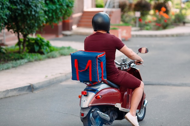 Photo food delivery guy on a motorbike