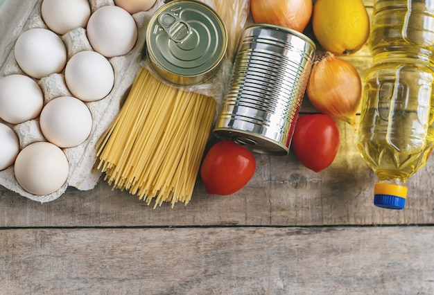 Foto consegna del cibo a casa. donazione e beneficenza. messa a fuoco selettiva.