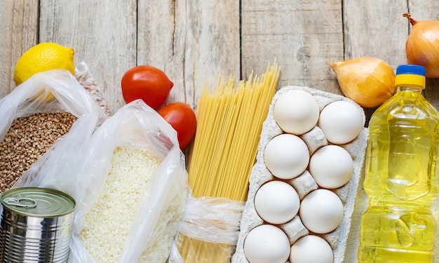 Foto consegna del cibo a casa. donazione e beneficenza. messa a fuoco selettiva.