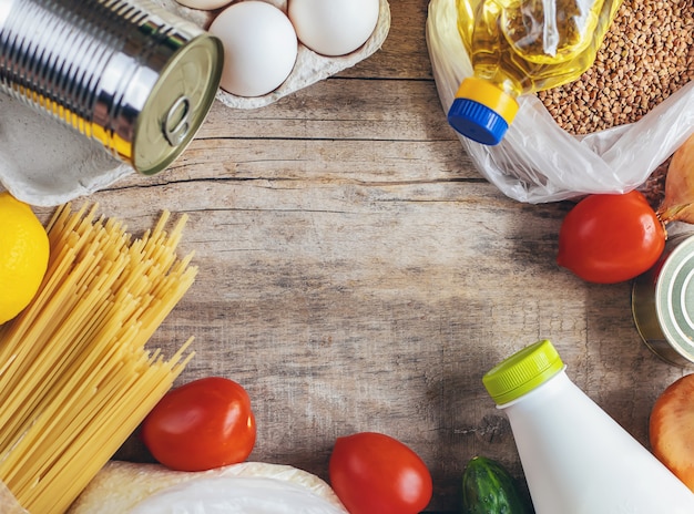 Foto consegna del cibo a casa. donazione e beneficenza. messa a fuoco selettiva.