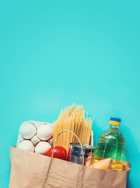 Foto consegna del cibo a casa. donazione e beneficenza. messa a fuoco selettiva.