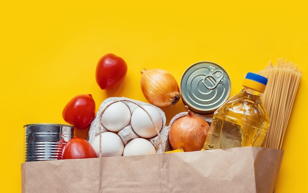 Foto consegna del cibo a casa. donazione e beneficenza. messa a fuoco selettiva.