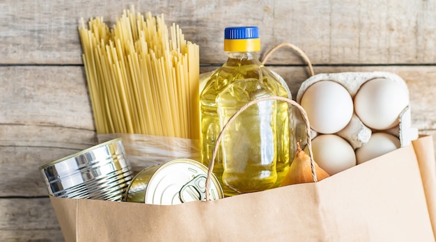 Foto consegna di cibo a domicilio. donazione e beneficenza.