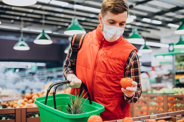 Доставщик еды покупает продукты в продуктовом магазине