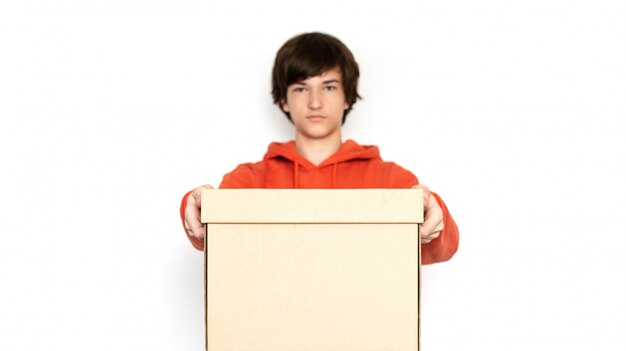 Foto consegna del cibo. uomo in abiti rosa detiene una scatola.