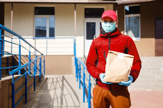 Fattorino del cibo che indossa la maschera medica. concetto di corona virus