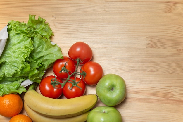フードデリバリーサービス木製テーブルの健康食品オンラインで購入トマトりんごバナナオレンジサラダ