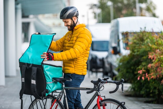 フードデリバリーサービス、自転車でクライアントにフードを届けるライダー-輸送、フードデリバリー、テクノロジーに関するコンセプト