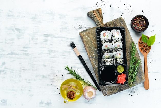 Consegna di cibo involtini di sushi con caviale e granchio wasabi salsa di soia vista dall'alto spazio libero per il testo cucina asiatica