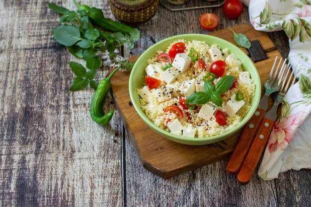 Food dieet concept tabouleh salade Couscous salade met feta kaas tomaten basilicum