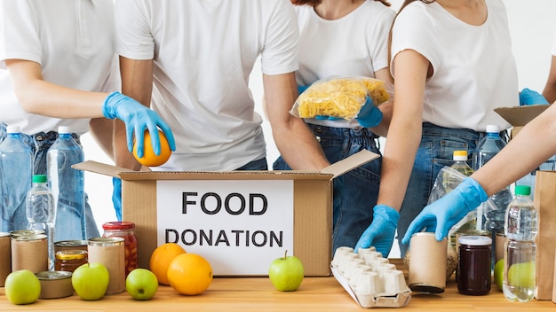 Фото Ящик для пожертвований еды готовится большим количеством волонтеров