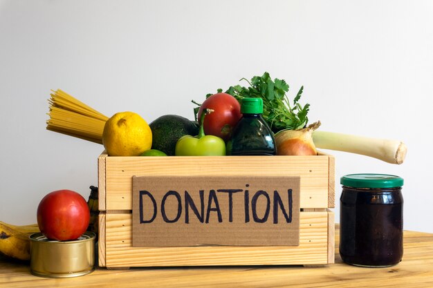 Concetto di donazione di cibo. scatola di donazione con verdure, frutta e altri alimenti per la donazione