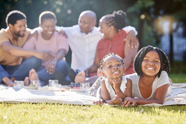 Photo food drink and a family picnic in park with kids parents and grandparents men women and children relax outdoors in nature eating drinking and laughing a happy black family outside with girls