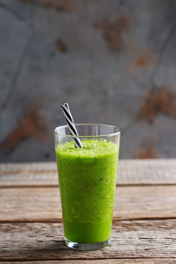 Photo food and drink, healthy dieting and nutrition, lifestyle, vegan, alkaline, vegetarian concept. green smoothie with organic ingredients, vegetables on a wooden kitchen table. copy space background