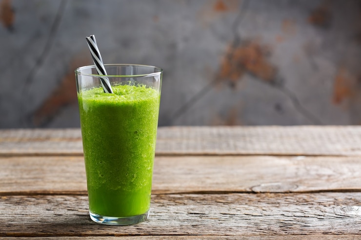 Photo food and drink, healthy dieting and nutrition, lifestyle, vegan, alkaline, vegetarian concept. green smoothie with organic ingredients, vegetables on a wooden kitchen table. copy space background