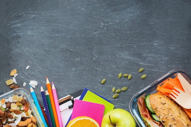 Cibo e bevande, natura morta, dieta e nutrizione, alimentazione sana, concetto da asporto. scatola e cancelleria per il pranzo della scuola. vista dall'alto piatta, copia spazio lavagna sfondo