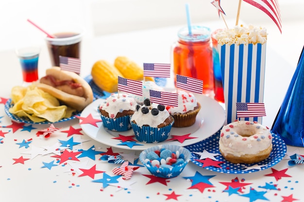 アメリカの独立記念日パーティーで食べ物と飲み物