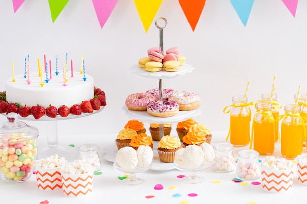 Foto cibo e bevande a tavola alla festa di compleanno