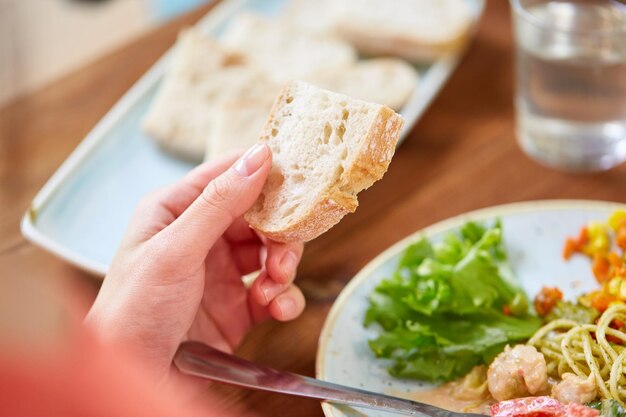 写真 食事と人間の概念 パンを握る女性の手