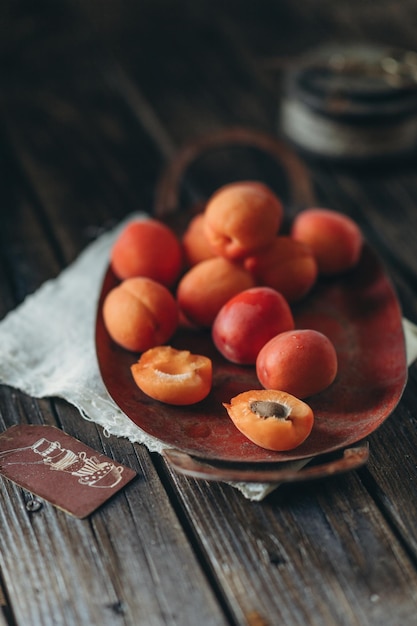 food fotografie in low key fruit abrikozen vitaminen voedsel voor vegatarin