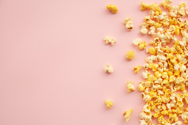 Cibo. popcorn giallo delizioso del cereale congelato del popcorn sul rosa. cinema. copyspace. posto per il testo.