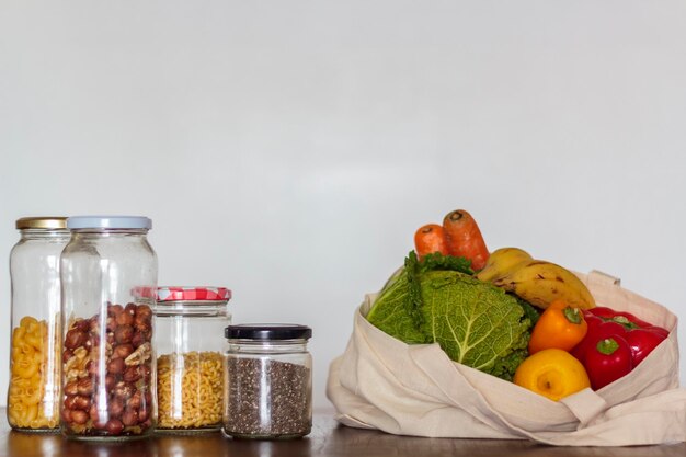 Foto alimenti in barattoli di vetro e sacchetti riutilizzabili con generi alimentari concetto zero rifiuti senza plastica