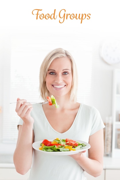 Foto gruppi alimentari contro il ritratto di una donna bionda che mangia insalata mista