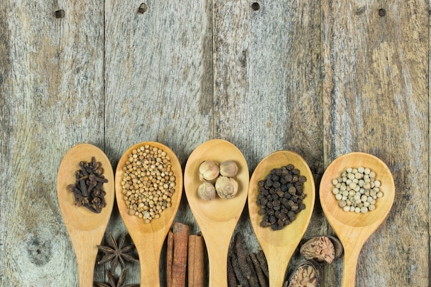 Cibo erba ingrediente legno condimento in un cucchiaio di legno per cucinare sul tavolo di legno