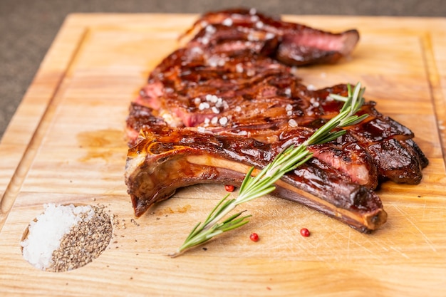 음식과 말 고기 개념-커민 커팅 보드에 구운 고기