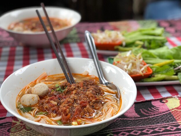 写真 テーブルの上にある鉢の食べ物