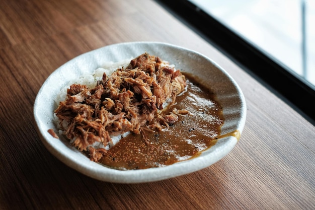 写真 テーブルの上にある鉢の食べ物