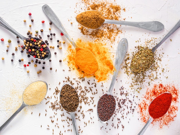 Foto spezie indiane dell'alimento su bianco