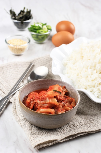 Preparazione degli ingredienti alimentari: riso, kimchi, uova, semi di sesamo, nori e cipollotto. preparazione preparare il bokkeumbap o il riso fritto al kimchi