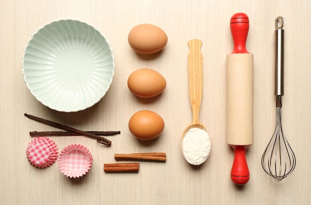 Foto ingredienti alimentari e utensili da cucina per cucinare su fondo in legno