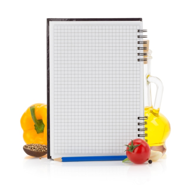 Пищевые ингредиенты и книга рецептов на белом