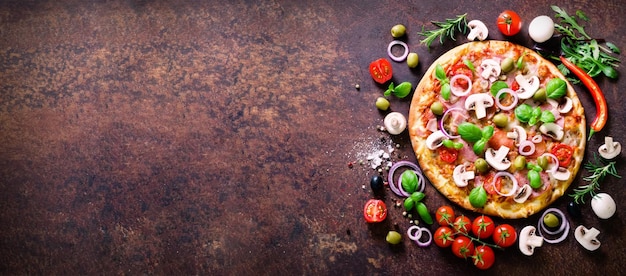 Foto ingredienti alimentari e spezie per cucinare una deliziosa pizza italiana funghi pomodori formaggio cipolla olio pepe sale basilico oliva su sfondo rustico copyspace vista dall'alto banner
