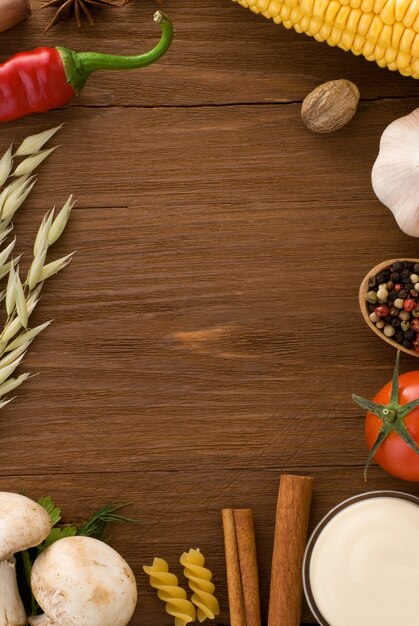 Foto ingredienti alimentari e spezie su tavola di legno