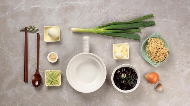 Foto cibo knolling asian noodle flat lay concept ingredienti di jajangmyeon o jjajangmyeon noodle coreano con salsa di fagioli neri sul tavolo di marmo