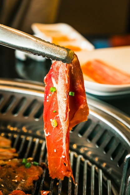 韓国のバーベキューグリル、肉、野菜の食べ物