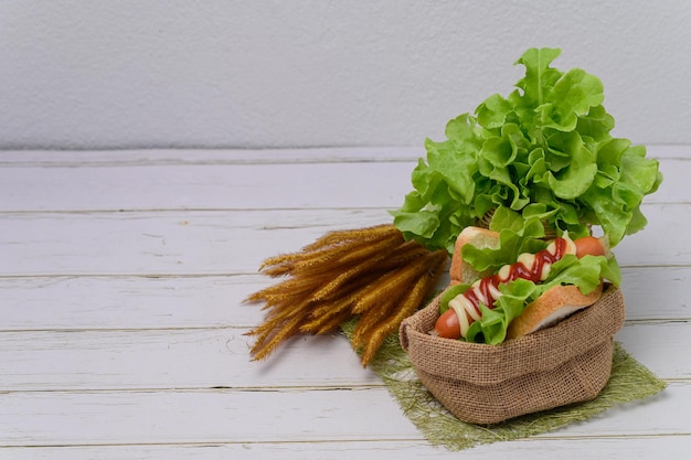 Menu alimentare salsiccia avvolta nel pane